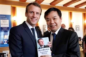 First News được chọn ký hợp đồng bản quyền xuất bản sách của Tổng thống Pháp Macron