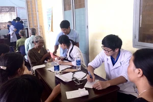 Các y bác sĩ trẻ của Đoàn Sở Y tế TPHCM khám bệnh, tư vấn, phát thuốc miễn phí cho người dân địa phương