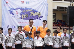 Mang “Áo trắng đến trường” cho 600 học sinh nghèo Cù Lao Dung, Sóc Trăng