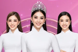 Đương kim Hoa hậu Việt Nam là Trần Tiểu Vy (ở giữa) và hai á hậu