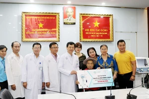 Gia đình NSND Lý Huỳnh tặng Bệnh viện Chợ Rẫy máy thở hỗ trợ phòng chống Covid-19