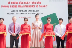 Hoa hậu Lương Thuỳ Linh đồng hành cùng Đại sứ quán Anh phòng, chống mua bán người