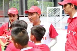 HLV Nguyễn Hồng Sơn và 2 bảo mẫu chính thức “truy tìm” chân sút tài năng Cầu thủ nhí 2020