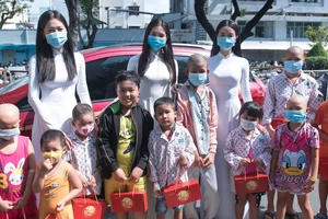 Hoa hậu Tiểu Vy, Phương Nga, Thúy An tặng quà trung thu cho bệnh nhi