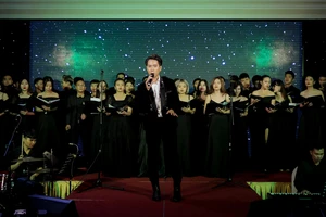 Nguyễn Minh Cường dàn dựng tiết mục hợp xướng 30 người “Hoa nở không màu” cùng tiếng hát Barry Nam Bảo