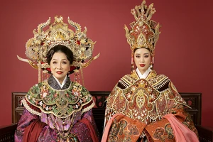 Hoa hậu Khánh Vân kết hợp cùng NSND Bạch Tuyết trong bộ ảnh hoá thân Thái hậu Dương Vân Nga