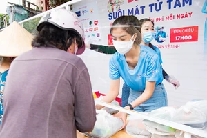 Hoa hậu Tiểu Vy, Kiều Loan, Phương Anh, Ngọc Thảo nấu 15.000 suất ăn cho bà con nghèo 