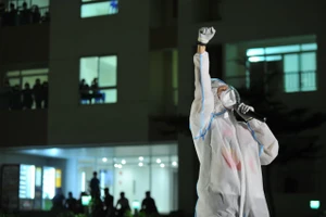 Cẩm Vân, Phương Thanh, Tóc Tiên… mặc đồ bảo hộ, hát ở bệnh viện dã chiến 