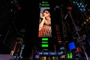 Vừa ra mắt MV mới, Orange xuất hiện trên billboard Quảng trường Thời đại (Mỹ)