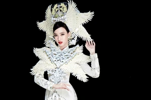 Đại diện Ái Nhi mang quốc phục áo dài của NTK Minh Châu đến Miss Intercontinental 2021