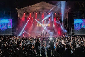 Gần 5.000 khán giả đến với Live concert “Đường đến ngày vinh quang” của Bức Tường