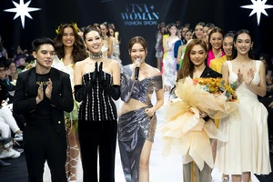 Top 71 Hoa hậu Hoàn vũ Việt Nam 2022 toả sáng cùng “Vinawoman Fashion Show”