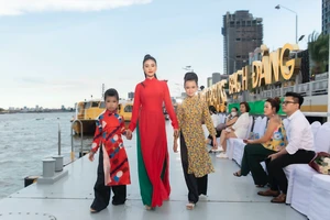 100 người mẫu trình diễn catwalk trên Bến Bạch Đằng 