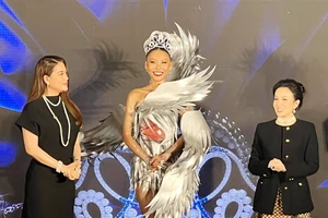 Á hậu Thạch Thu Thảo cùng bộ trang phục “Fauna” lên đường dự Hoa hậu Trái đất 2022