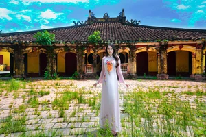 NTK Thuận Việt trình làng “Áo hoa” 