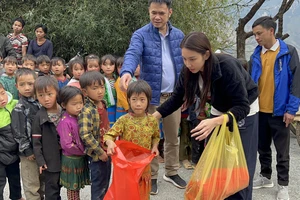 Thùy Tiên vượt đèo xây trường, lì xì cho trẻ em vùng núi Hà Giang 