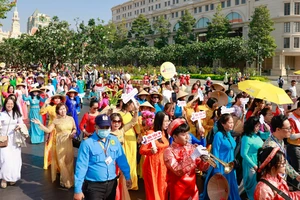 3.000 văn nghệ sĩ và người dân diễu hành “Tôi yêu áo dài Việt Nam”