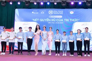 Hoa hậu Mai Phương, Bảo Ngọc, Phương Nhi trao học bổng cho sinh viên khó khăn