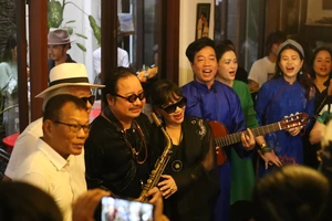 Nghệ sĩ Trần Mạnh Tuấn biểu diễn saxophone trong đêm tưởng nhớ Trịnh Công Sơn