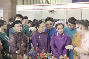 Hàng ngàn bạn trẻ tìm hiểu văn hóa từ Ngày hội Việt phục “Tóc xanh vạt áo”