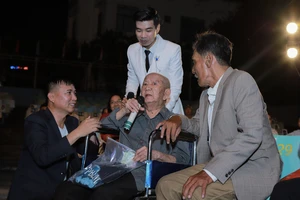 Đêm nhạc "Tình nghệ sĩ" hỗ trợ nghệ sĩ Mạc Can, Hồng Sáp, Vũ Quang