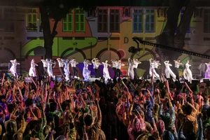 3.000 khán giả đội mưa xem show diễn “Vũ trụ Cò bay” của Phương Mỹ Chi