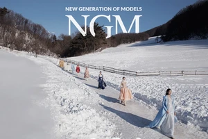 Lần đầu tiên, nhiều người mẫu Việt cùng catwalk trên tuyết trắng