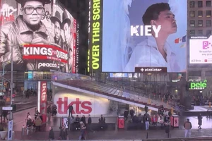 Ca sĩ Kiey xuất hiện tại Quảng trường Thời đại, giới thiệu hình ảnh nghệ sĩ Việt đa năng