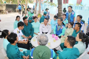 Đoàn công tác số 12 - TPHCM thăm cán bộ, chiến sĩ và nhân dân huyện đảo Trường Sa, Nhà giàn DK1