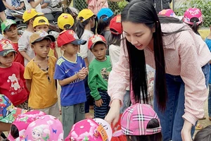 Hoa hậu Thùy Tiên mang điện lên hai điểm trường tại Quảng Nam