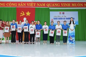 Hoa hậu Lê Hoàng Phương, NTK Nguyễn Việt Hùng trao 162 bộ áo dài tại Bình Thuận