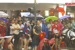 Người hâm mộ tại TPHCM đội mưa xem Olympic Việt Nam đá với Olympic Hàn Quốc