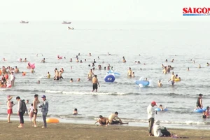 Nắng nóng hơn 40 độ, người dân Hà Tĩnh đổ xô xuống biển giải nhiệt