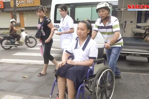 Clip: Vừa mổ xong, nữ sinh giàu nghị lực đi thi bằng xe cấp cứu