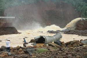 Thủy điện Đắk Kar: Mực nước giảm nhưng chưa xử lý được sự cố kẹt van xả