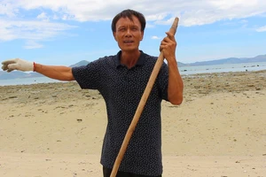 Người đàn ông 4 năm miệt mài nhặt rác biển ở đảo Phật Nằm