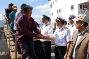 Tiếp cứu 33 ngư dân Quảng Nam gặp nạn ở Trường Sa vào bờ an toàn