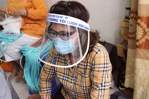 Chế tác mặt nạ ngăn giọt bắn dành tặng bác sĩ 