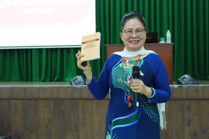 Thạc sĩ Nguyễn Minh Hạnh, nguyên trưởng Khoa Xây dựng Đảng - Học viện Cán bộ TPHCM trực tiếp giảng dạy lớp bồi dưỡng lý luận chính trị. Ảnh: ĐÌNH DƯ