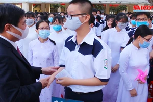 Chủ tịch UBND TPHCM Nguyễn Thành Phong đánh trống khai giảng tại trường THPT Mạc Đĩnh Chi