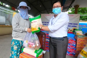Chuyến xe gạo nghĩa tình của Báo SGGP tặng 4 tấn gạo đến người dân Thủ Đức, Bình Thạnh