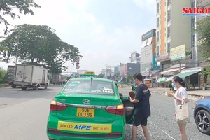 Tài xế taxi, xe công nghệ ở TPHCM mừng được lăn bánh trở lại