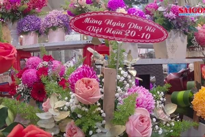 Chợ hoa Hồ Thị Kỷ tất bật người đến mua hoa tặng Phụ nữ ngày 20-10