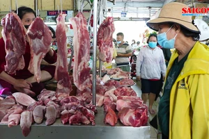 28 tết - người dân tranh thủ đi chợ mua thịt heo, hột vịt để kho ăn tết