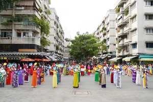 Hơn 600 chiếc áo dài rạng rỡ trên phố Mạc Thiên Tích