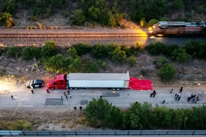 Phát hiện 46 thi thể nghi người nhập cư trong xe đầu kéo tại bang Texas, Mỹ