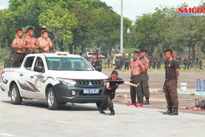 Cảnh sát cơ động biểu diễn đánh võ, bắn súng, đi trên thủy tinh tại Ngọ Môn - Đại nội Huế