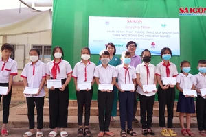 Báo SGGP trao tặng quà cho người dân và học sinh khó khăn tại Bình Phước