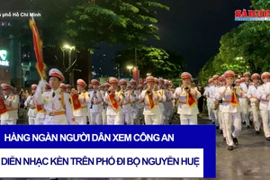Hàng ngàn người dân xem công an biểu diễn nhạc kèn trên phố đi bộ Nguyễn Huệ