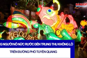 Dòng người nô nức rước đèn Trung thu khổng lồ trên đường phố Tuyên Quang
